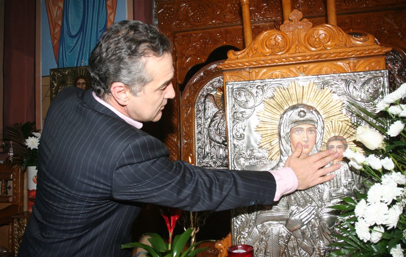 Gigi Becali nu se aștepta la asta! El e cel mai religios om care a pus piciorul în vestiarul Stelei / FOTO