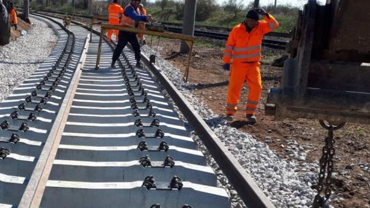 Se lucrează la calea ferată Gara de Nord-Otopeni după interdicția trasată de Curtea de Apel București. Care e miza
