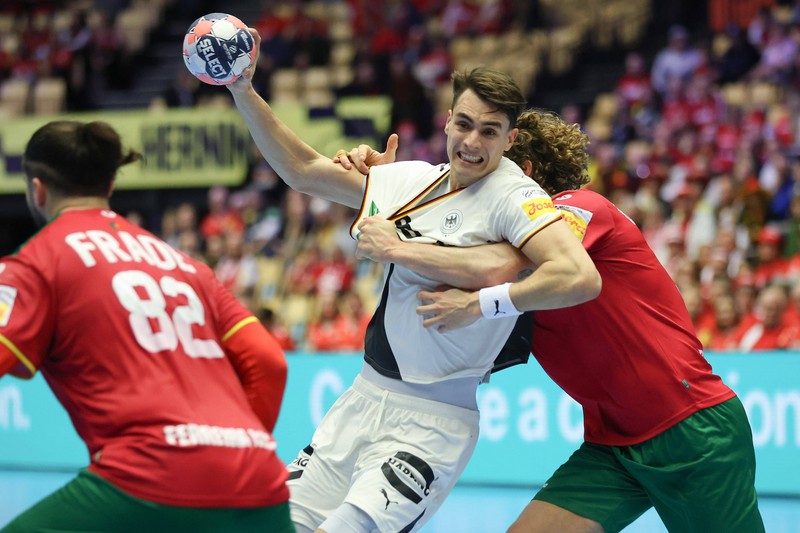 Gerrmanul Julian Köster, în alb, în „cleștele” portughez. Foto: Profimedia