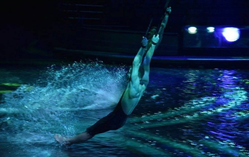 Cine este Emanuel Bădilă, românul acrobat într-un show din Dubai. Antonia și Mira, prezente la spectacolul tânărului