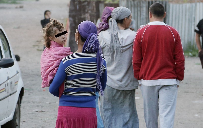 «Schimb de mame», în varianta minoritară! Două tinere rome din Vrancea au trecut peste formalitățile legale și au încercat o adopție «la negru»