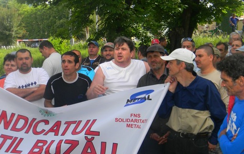 Salariaţii Mechel Oţelu Roşu au blocat din nou DN 68, localnicii li s-au alăturat