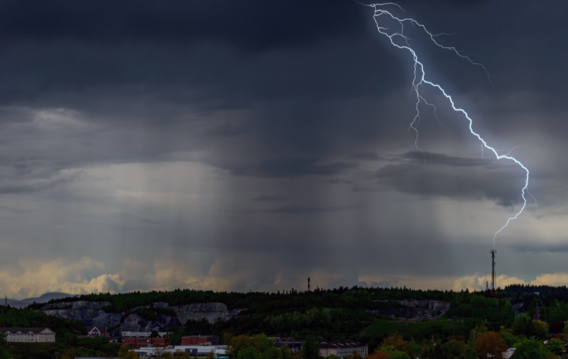 Cod galben de ploi torențiale, vânt puternic, descărcări electrice și grindină în 12 județe. Harta zonelor vizate de avertizarea meteo ANM
