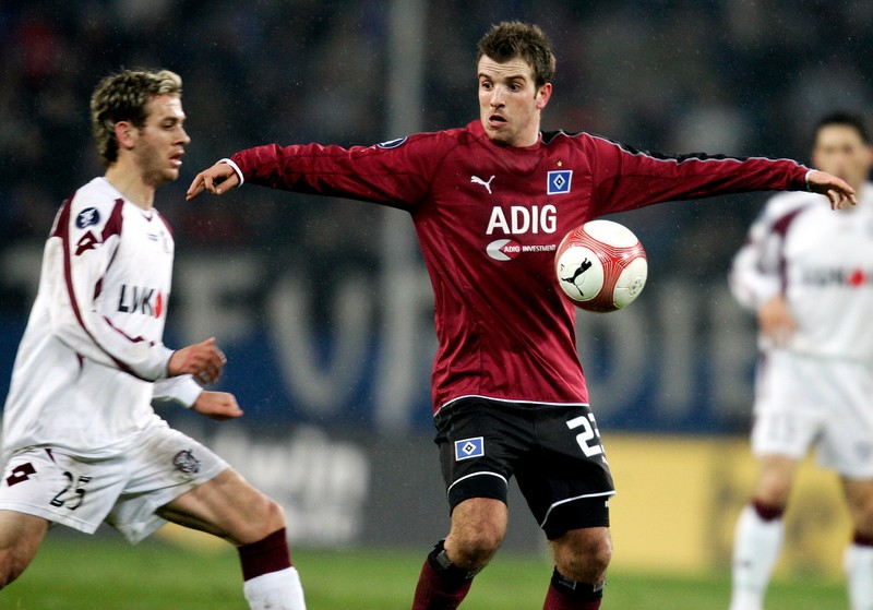 Hamburg's Dutch forward Rafael van der Vaart, right, is attacked by Bucharest's Constantin Stancu during the UEFA Cup second leg match Hamburger SV against Rapid Bucharest in Hamburg, northern Germany on Wednesday, March 15, 2006. (AP Photo/Fabian Bimmer)