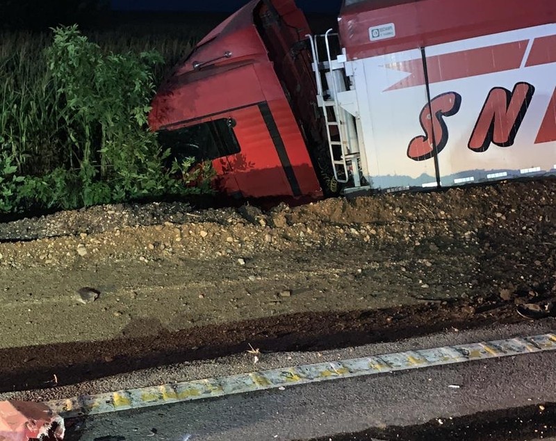 Accident grav în Teleorman. Doi adulţi şi trei copii au murit, după ce maşina în care se aflau a intrat frontal într-un TIR
