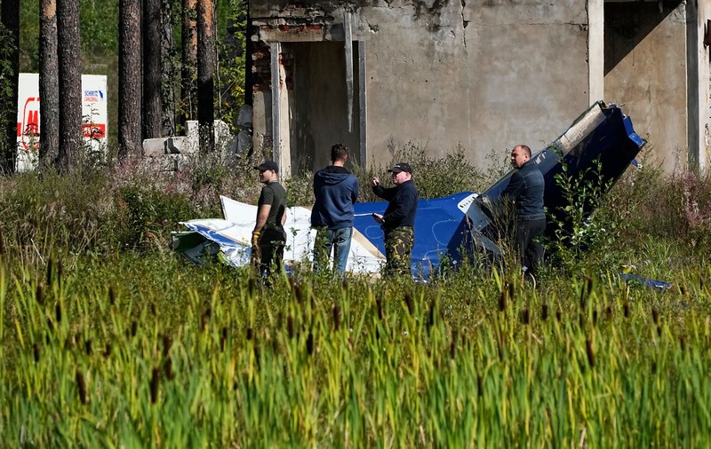 Bucăți din aeronava lui Prigojin, găsite la 3 kilometri de locul prăbușirii. „Confirmă versiunea că avionul s-a rupt în aer”