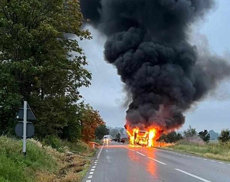 Un autobuz a ars ca o torță pe un drum din Neamț. Pasagerii s-au autoevacuat din mașina în flăcări
