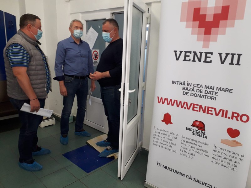 Cei trei politicieni, înainte de a dona sânge. Foto: Facebook / Florin Nicolae Oancea