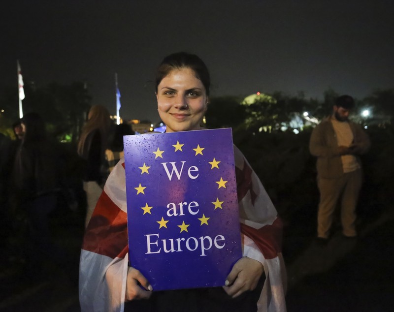 Proteste la Tbilisi, contra legii „agenților străini”. Mii de georgieni au stat peste noapte în faţa Parlamentului pentru a-i bloca luni pe deputați să intre la votul final