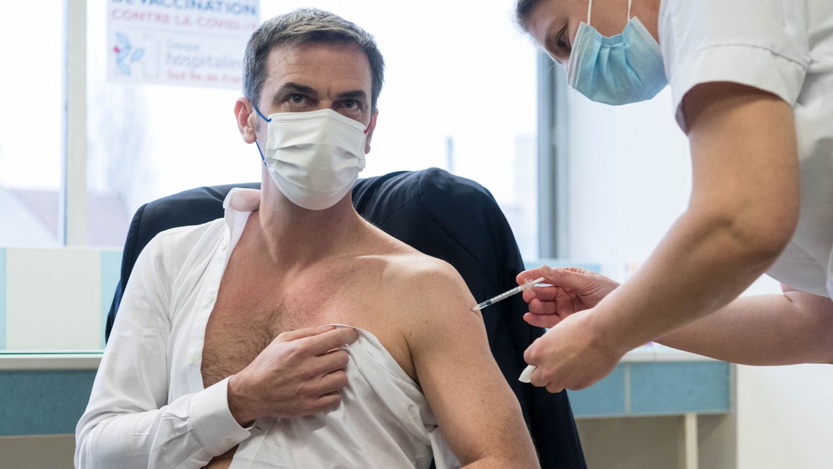Ministrul francez al sănătății a făcut rapelul cu Moderna, după ce primise prima doză cu vaccinul AstraZeneca