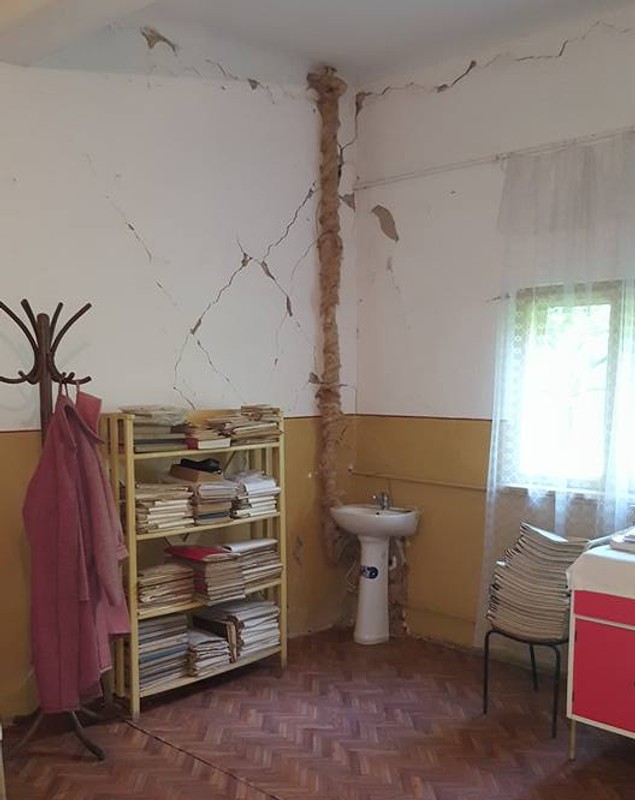 Pericol pentru pacienți! Un dispensar din Dolj nu a avut nici o reparație în 80 de ani! FOTO