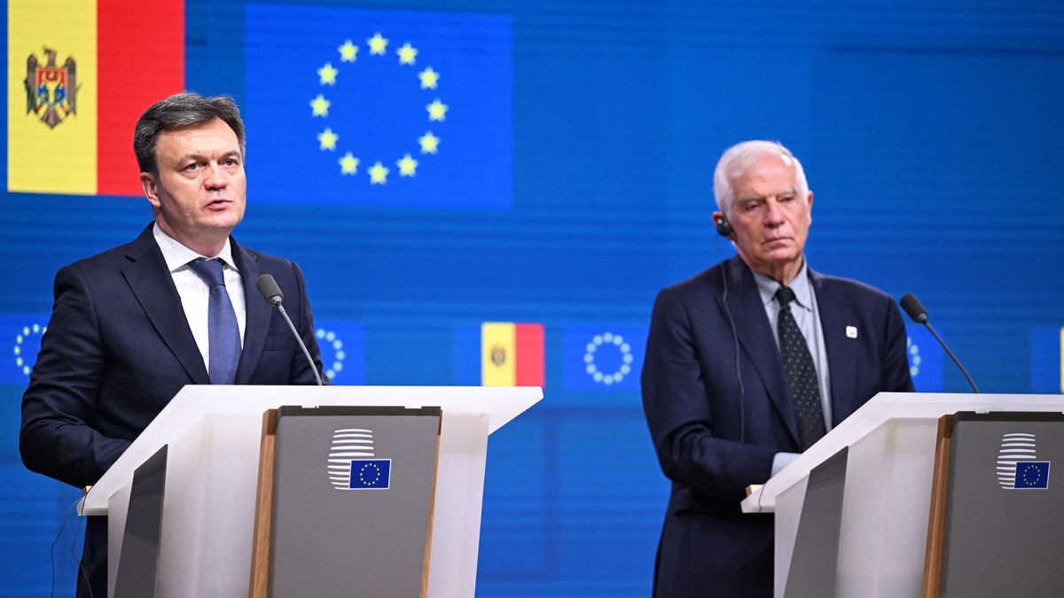 Dorin Recean (stânga) și Josep Borrell într-o conferință de presă la Bruxelles Foto: Hepta