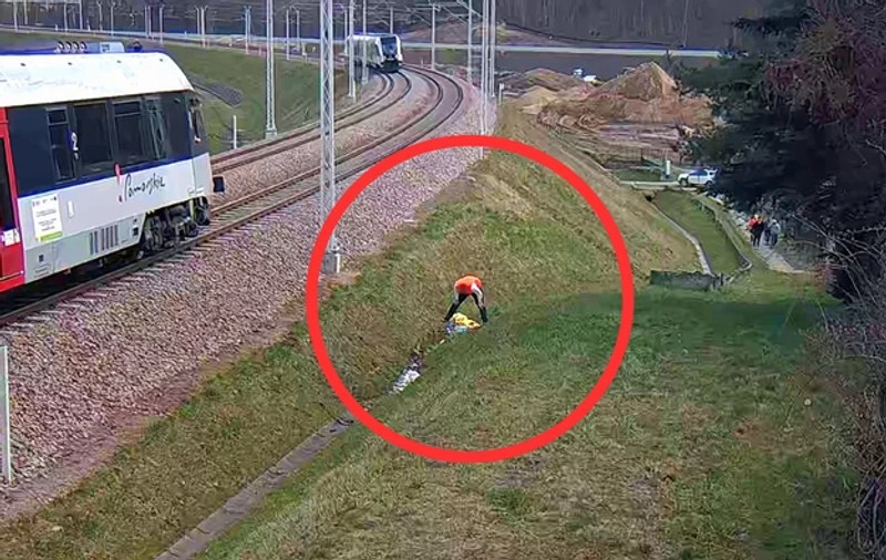 Au oprit trenul ca să-i acorde primul ajutor unui bărbat căzut într-un șanț, pe marginea căii ferate, în Polonia