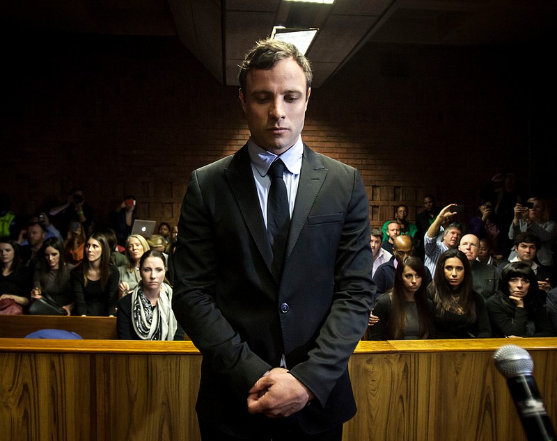 Și-a ucis soția, dar acum e liber. Atletul paralimpic sud-african Oscar Pistorius a ieșit din pușcărie după un an. Parchetul a făcut apel împotriva condamnării sale și vrea altă încadrare