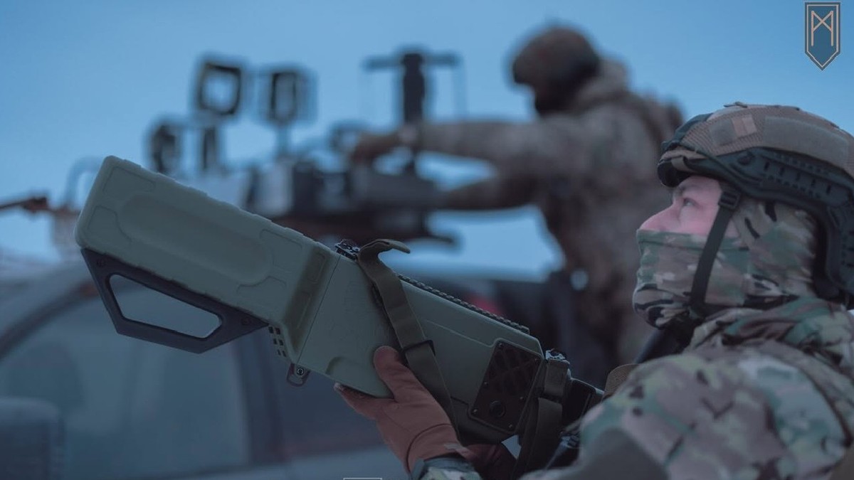 Un soldat din Ucraina care ține în mână o armă - de Ziua Trupelor de Război Radio-Electronic