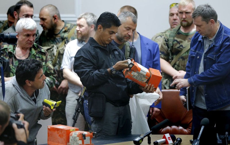 AVION PRĂBUŞIT în UCRAINA | Insurgenţii proruşi au predat cutiile negre ale aeronavei | FOTO