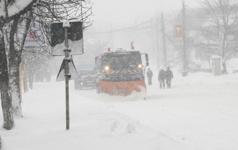 UPDATE. După primăvară urmează... iarna? Drumuri înzăpezite în luna martie!