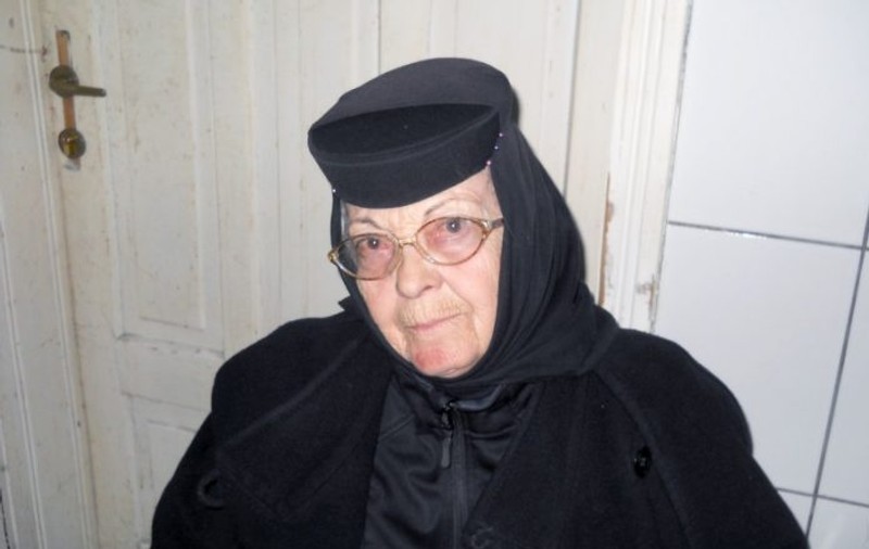 O măicuță a fost bătută cu mătura de un fost polițist din Dej. „Era diavolul, doar că şi-a pus coarnele în buzunar!”
