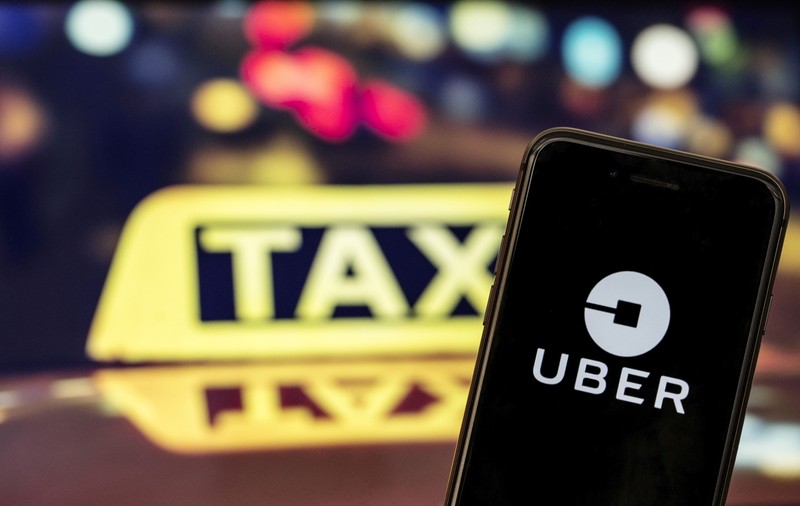Un șofer Uber s-a prefăcut că e logodnicul unei cliente pentru a o salva de un bărbat care o hărțuia