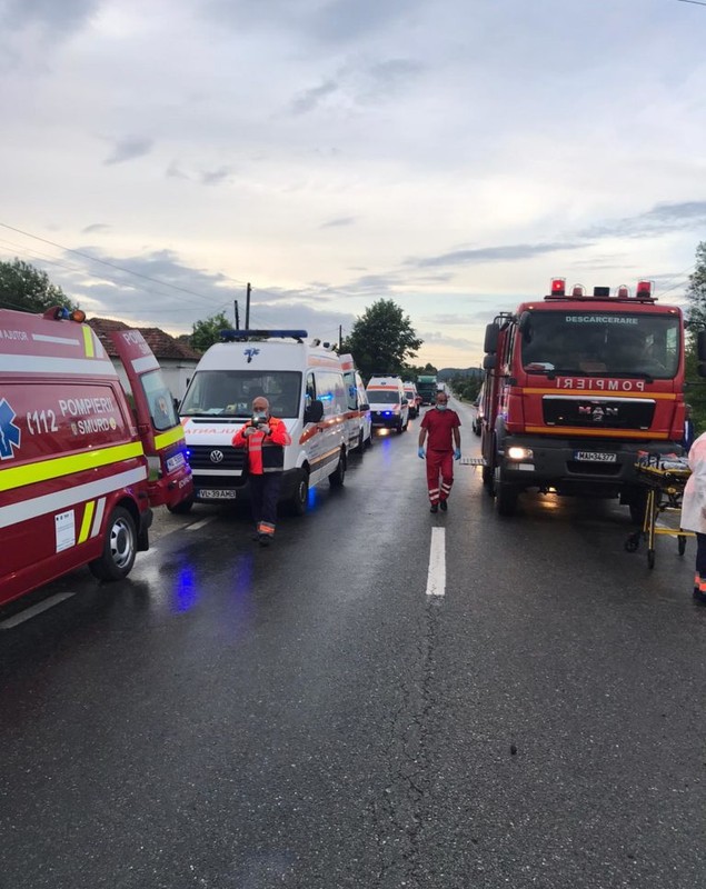 FOTO | Microbuz cu 14 persoane, accident în Vâlcea. A fost declanșat planul roșu