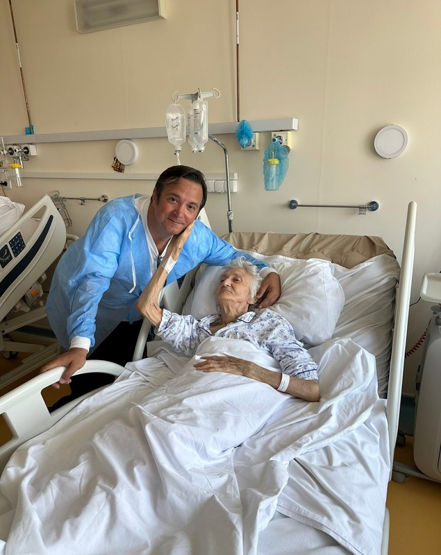 Cum se simte mama lui Daniel Buzdugan, după ce a leșinat pe stradă. Femeia, în vârstă de 91 de ani, este la spital