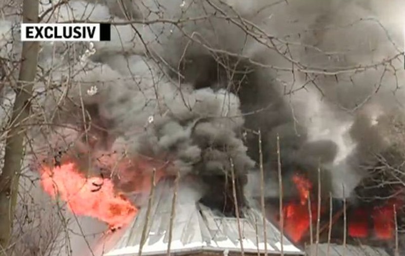 Incendiu puternic la o vilă din Băneasa. Şase echipaje de pompieri au fost chemate la faţa locului. GALERIE FOTO