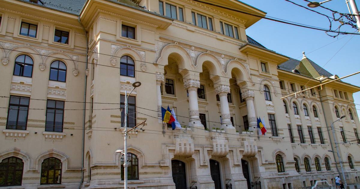 Intrarea din față în sediul Primăriei Municipiului București