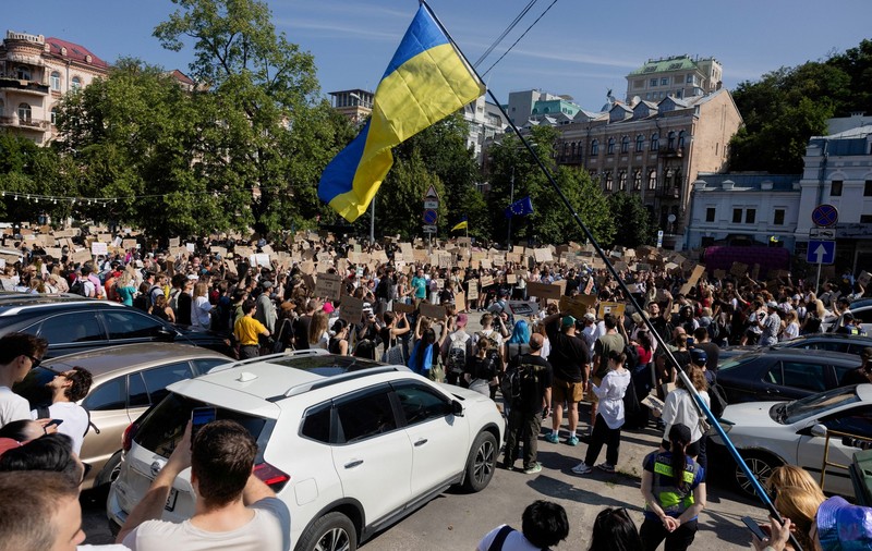Proteste în mai multe orașe din Ucraina, în plin război, după demiterea ministrului Apărării pe fondul unui conflict cu comandantul-șef al armatei