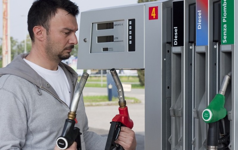 În acte, au transformat păcura în motorină şi  au ţepuit statul cu şapte milioane de lei 