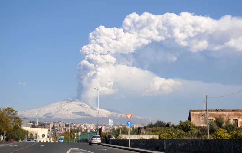 VIDEO | După coronavirus, Italia este lovită și de natură. Vulcanul Etna a erupt din nou