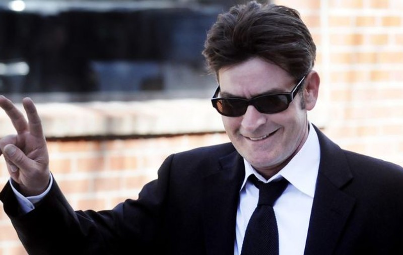 Charlie Sheen va petrece 30 de zile după gratii pentru că şi-a altoit soţia