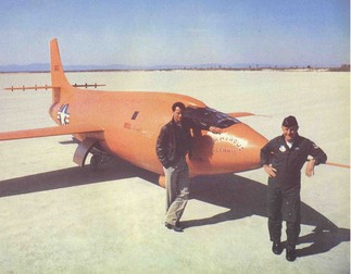 Chuck Yeage, în prim-plan, alături de Sam Shepard în filmul „The Right Stuff” (1983) FOTO: Hepta / Capital Pictures CAP/MFS