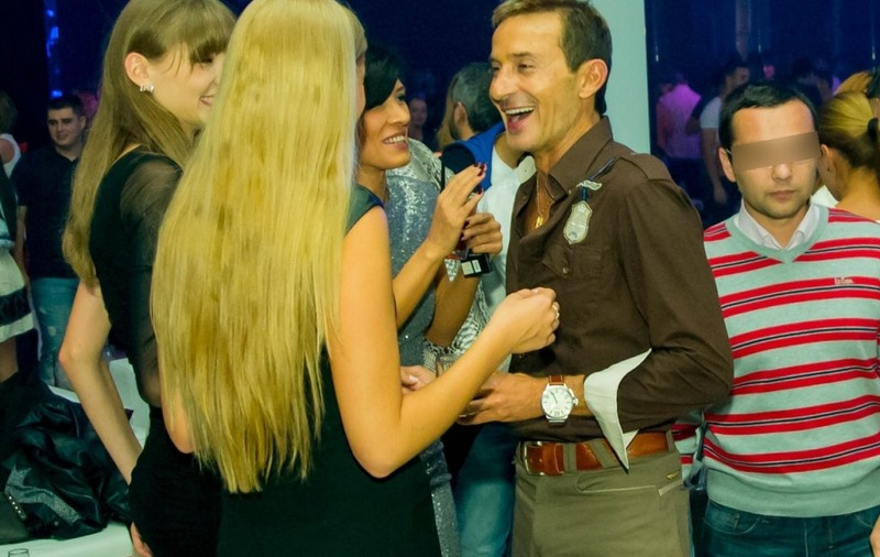 Radu Mazăre, CU MÂNA LA PĂSĂRICA UNEI FETE, în club! Uite cum s-a distrat edilul | FOTO ÎN ARTICOL