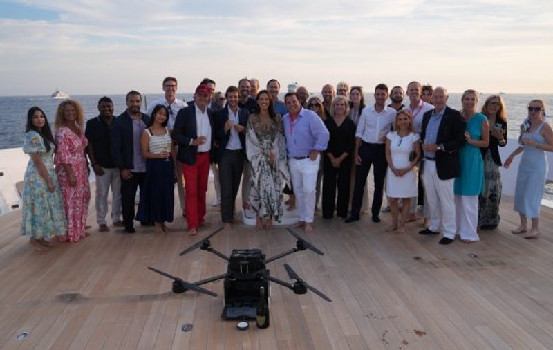Test reușit, în Monaco. Șampanie de lux și caviar, livrate cu drona pe un superiaht | VIDEO