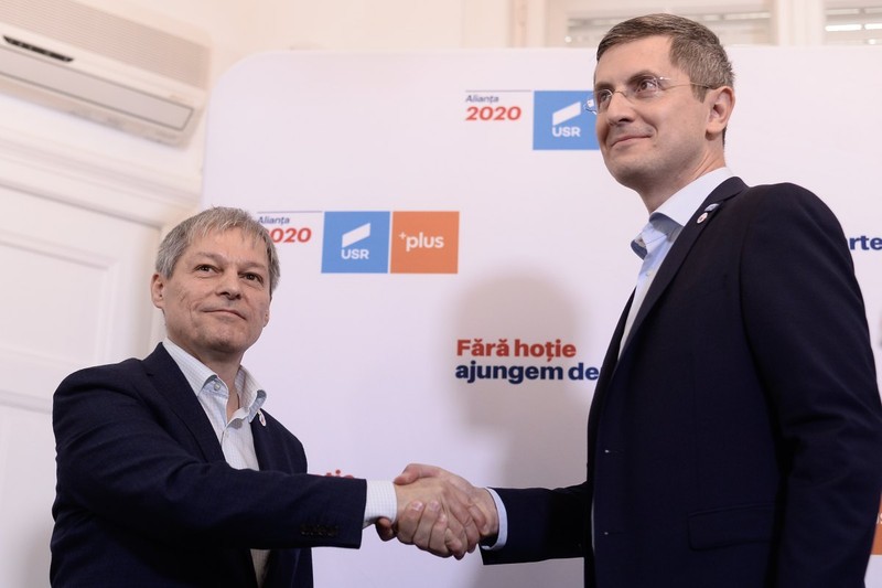 Liderii USR-PLUS, Dacian Cioloș (stânga) și Dan Barna, își strâng mâinile la finalul unei conferințe de presă | Sursa foto: Hepta