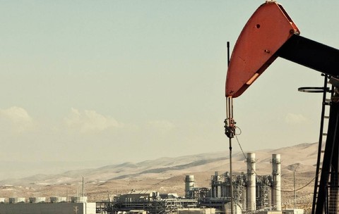 Pompă de petrol și rafinărie în câmpul petrolier. Foto: Profimedia Images