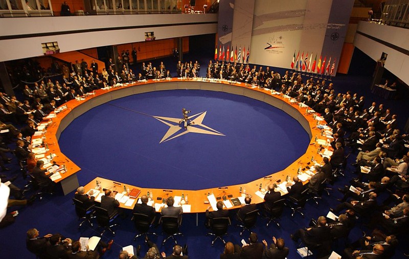 RISCUL IZBUCNIRII RĂZBOIULUI îngrijorează Alianţa Nord-Atlantică. NATO SOMEAZĂ Rusia să înceteze operaţiunile militare