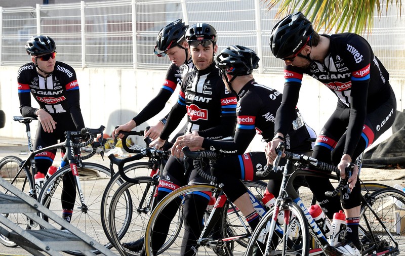 Şase dintr-o lovitură! O maşină a intrat frontal într-un grup de ciclişti