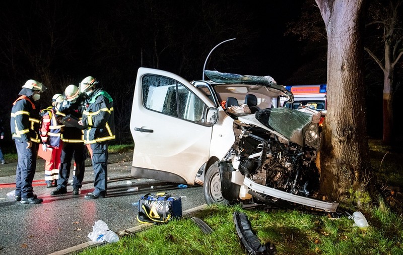 Doi români morți, alți doi grav răniți, în Germania. Duba în care erau s-a făcut praf într-un pom