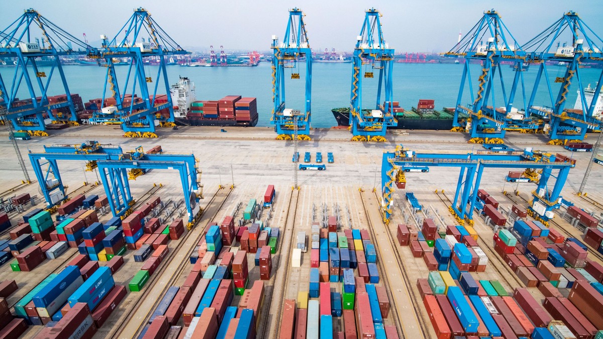 INS: Deficitul comercial al României a ajuns la 5 miliarde de euro. Containere de marfă într-un port