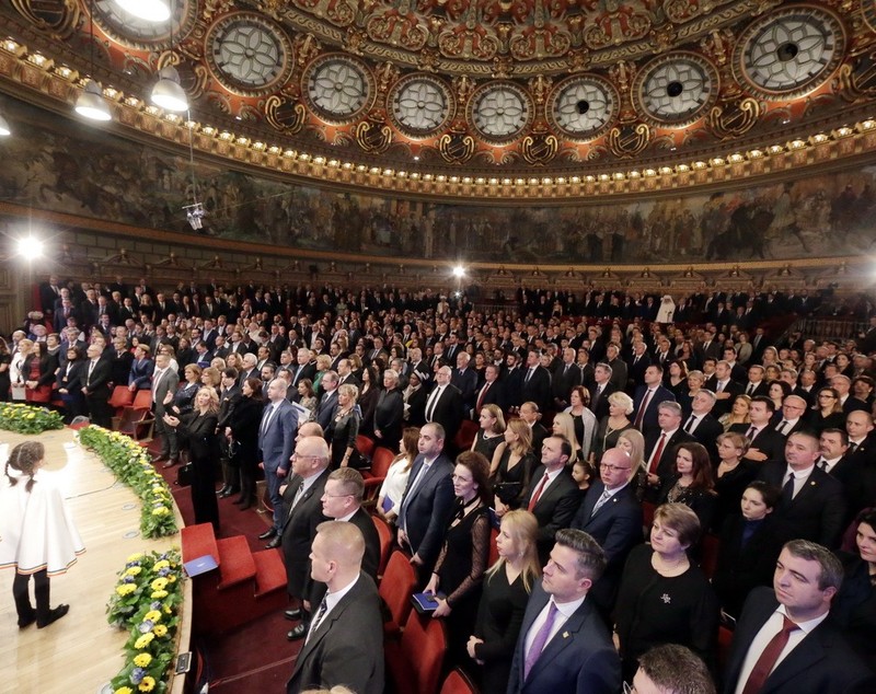Ce nu s-a văzut la ceremonia preluării Președinției Consiliului UE: brambureală la primirea invitaţilor, aglomeraţie în sală, adversarii politici prietenoși - FOTO