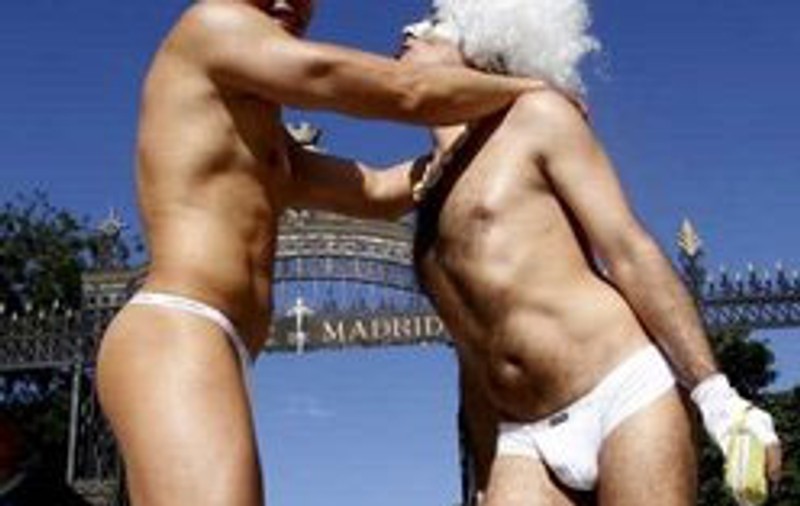 Microbiştii gay vor locuri separate