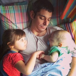 Alex, soțul Oanei, cu Emma și Georgie, în 2014. Foto: Belfast Live / Oana Chirilă