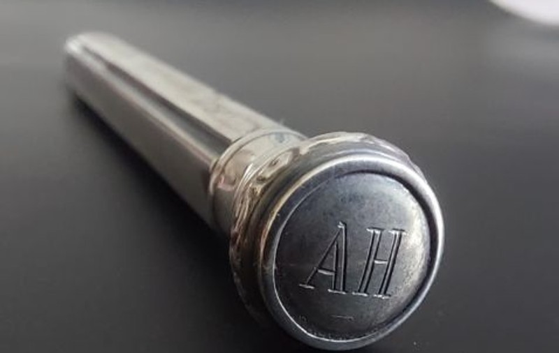 Un creion placat cu argint, pe care Eva Braun i l-a oferit lui Adolf Hitler, va fi vândut la licitație pentru aproximativ 80.000 de lire