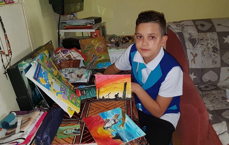 La 10 ani, Mauro e nevoit să-și vândă picturile, doar pentru a avea hăinuțe de iarnă. Bunica lui are o pensie de 640 de lei și nu poate să-l ajute