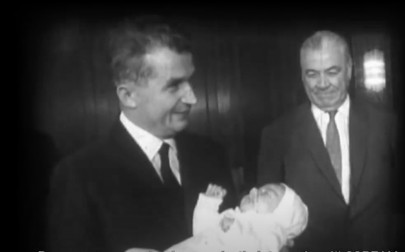 Nicolae Ceaușescu, surprins de presa de propagandă, ține în brațe românul cu numărul 20 de milioane. | Foto: captură video TVR / Adevăruri despre trecut: Copiii patriei
