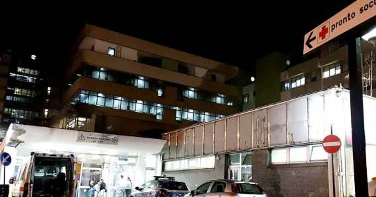 O româncă în vârstă de 19 ani a fost înjunghiată și abandonată în fața unui spital din Napoli!