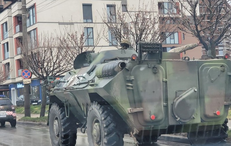 VIDEO |  Un TAB al Armatei Române a blocat un bulevard din Timișoara, după ce s-a defectat