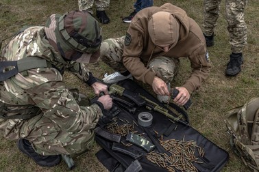 Voluntari ai batalionului Dzhokhar Dudayev se pregătesc pentru antrenamentul cu arme în regiunea Kiev, Ucraina. Foto: EPA