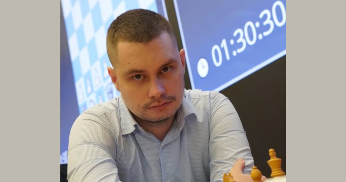 Șahistul Bogdan Deac în fața tablei de joc